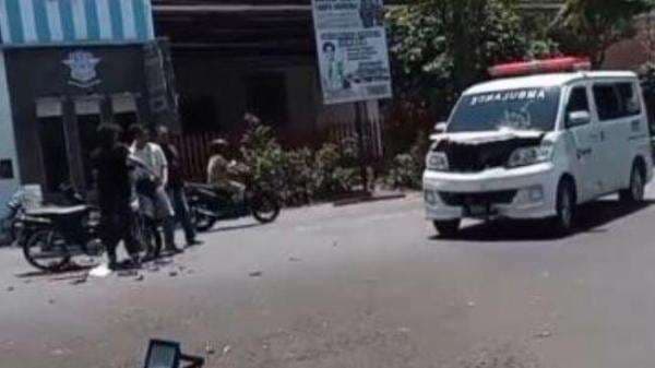 Kecelakaan di Bondowoso, Pemotor Terkapar usai Ditabrak Ambulans Kecelakaan di Bondowoso, Pemotor Terkapar usai Ditabrak Ambulans