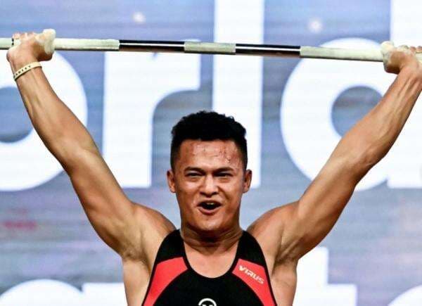 2 Medali Emas dan Pecahkan Rekor Dunia! Rizki Juniansyah Jawara di Kejuaraan Dunia Angkat Besi IWF 2025