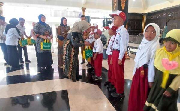 Lebaran Yatim 2025: 1000 Anak SD di Jombang Semringah Terima Santunan di Awal Masuk Sekolah