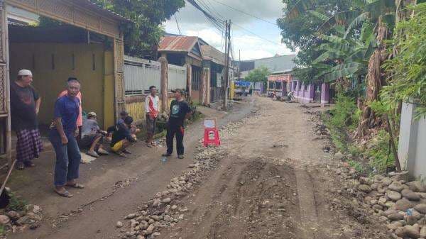Kecewa Tak Kunjung Diperbaiki, Warga Mangalli Galang Dana Perbaiki Jalan Rusak