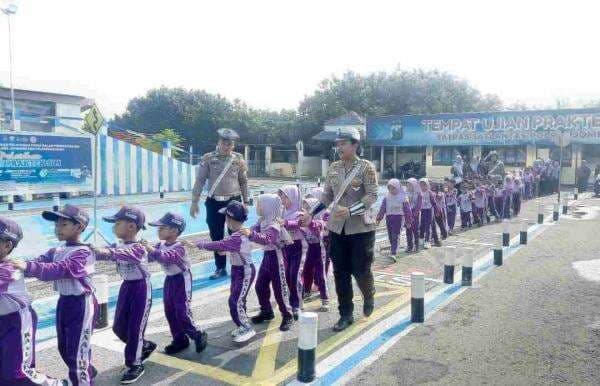 Begini Cara Satlantas Polres Jombang Kenalkan Dunia Lalu Lintas ke Anak-anak TK, Menyenangkan!