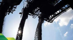 Saham AADI Jatuh 7 Persen saat Ex Dividen, Simak Analisisnya