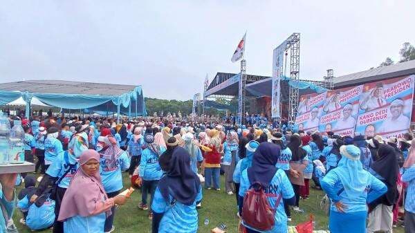 Ribuan Warga Padati Kampanye Akbar Viman-Diky di Stadion Dadaha, Dimeriahkan Doel Sumbang Ribuan Warga Padati Kampanye Akbar Viman-Diky di Stadion Dadaha, Dimeriahkan Doel Sumbang
