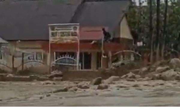 Detik-detik Menegangkan Prajurit TNI di Agam Panjat Atap Hindari Banjir Bandang