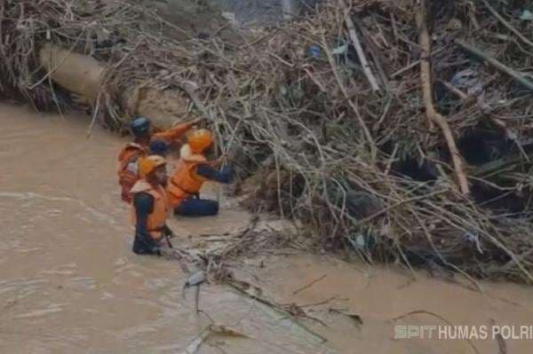 Kakek di Bima Hilang Terseret Arus Banjir, Tim SAR Sisir Sungai hingga Laut