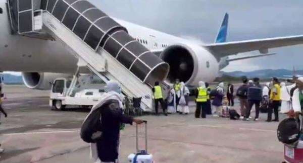 Nenek Sulaeman Rotte Bagulu Usia 102 Tahun Sehat Bugar Pulang Haji, Tiba Makassar Disambut Haru Nenek Sulaeman Rotte Bagulu Usia 102 Tahun Sehat Bugar Pulang Haji, Tiba Makassar Disambut Haru