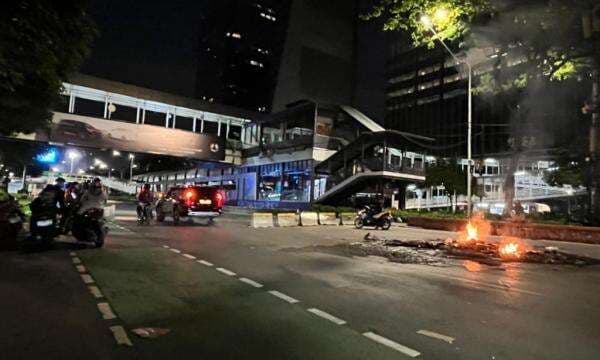 Situasi Terkini Jakarta usai Demo: Titik Api di Jalan Sudirman hingga Lalu Lintas Tersendat