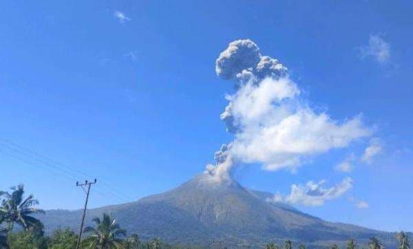 Gunung Lewotobi Laki-Laki Meletus, Luncurkan Abu Vulkanik 2.500 Meter