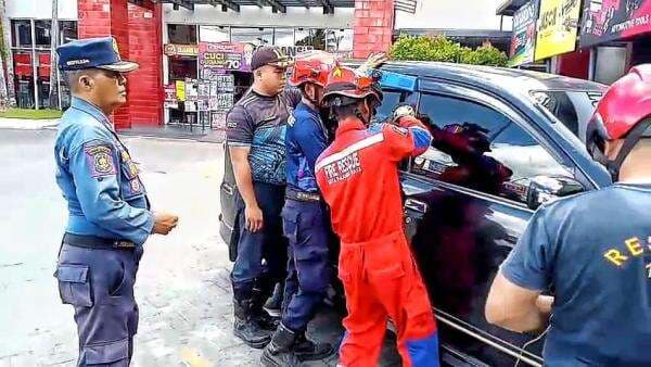 Tim Rescue Damkar Palangkaraya Evakuasi Kunci Mobil Tertinggal di Dalam Kendaraan Terkunci