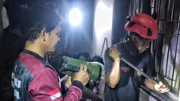 Balita Terkunci di Kamar, Damkar Palangkaraya Bongkar Jendela Besi