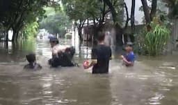 Diguyur Hujan Deras, Banjir 1 Meter Rendam Ratusan Rumah di Duta Indah Bekasi