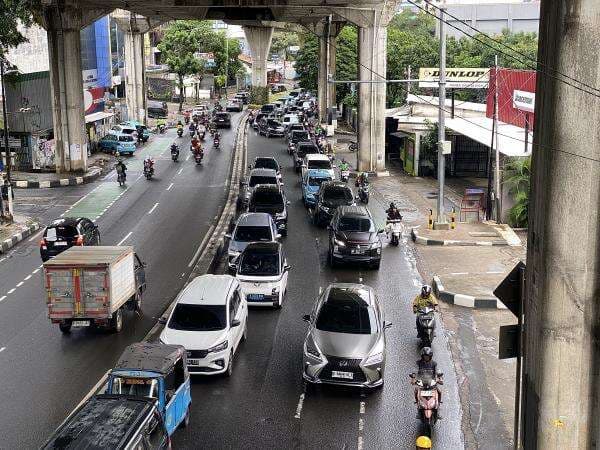 Genangan Surut, Lalu Lintas di Kawasan Mampang Macet Sore Ini