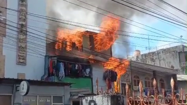 Kebakaran Hebat Hanguskan Rumah Warga di Jalan Satngga Makassar