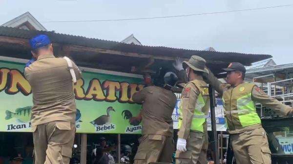 Satpol PP Palangkaraya Tertibkan Bangunan Berdiri di Atas Drainase