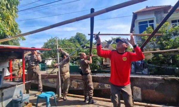 Ditinggal Pemiliknya, Gerobak dan Tenda PKL Diangkut Petugas Satpol PP Ponorogo