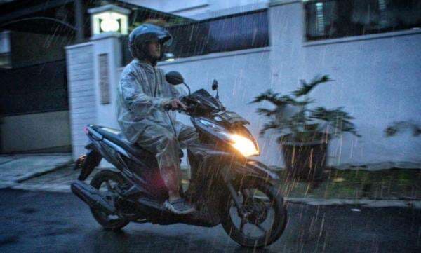 Terobos Hujan, Pemotor Jangan Pakai Sandal Terobos Hujan, Pemotor Jangan Pakai Sandal