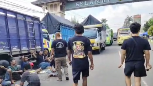Ratusan Sopir Truk Gelar Aksi Unjuk Rasa di Pantura Pemalang Menolak Larangan ODOL