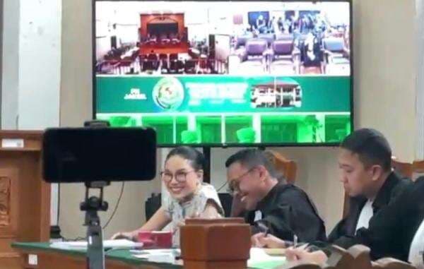 Nikita Mirzani Ngakak Saksi Sumarni Dijanjikan Putih oleh Reza Gladys: Kulit Saya Masih Black Mamba