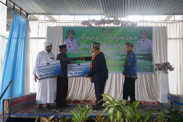 Manggarai Timur Kirim 10 Jamaah Calon Haji ke Tanah Suci, Pemerintah Serahkan Bantuan Hibah