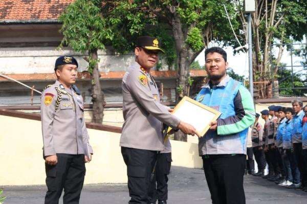 Kapolda Metro Beri Penghargaan Ojol Kamtibmas yang Gagalkan Curanmor di Cakung