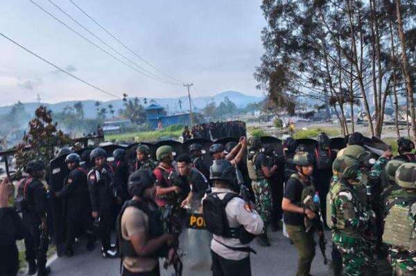 Heroik! 6 Prajurit TNI Hadapi Hujan Panah Beracun demi Selamatkan Warga dan Guru di Yalimo Heroik! 6 Prajurit TNI Hadapi Hujan Panah Beracun demi Selamatkan Warga dan Guru di Yalimo