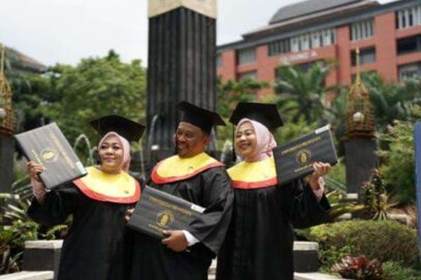 Unik, Sekeluarga Lulus dari Fakultas Hukum Universitas Brawijaya dan Wisuda Bareng