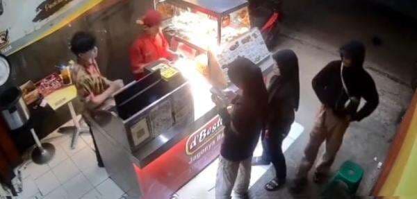 Dua Hijabers Cantik Dikalungi Celurit, Aksi Heroik Pegawai Toko Bikin Begal Kabur