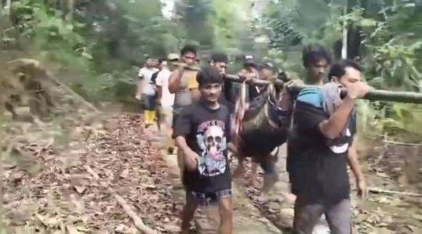 Warga Sakit Ditandu Sejauh 12 Kilometer, Lintasi Sungai Deras Demi Perawatan