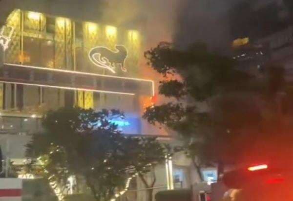 Papan Reklame Samping Sarinah Terbakar, Api Berhasil Dipadamkan