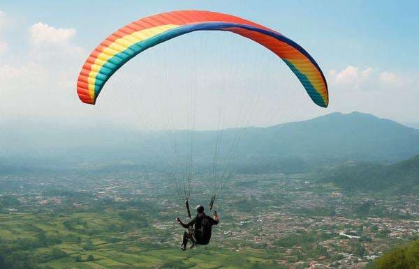 Sensasi Terbang dari Gunung Banyak: Wisata Paralayang Batu Kian Diminati Wisatawan
