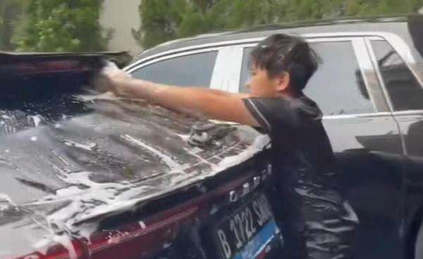 Viral Rafathar Nyuci Mobil Bareng Rayyanza, Netizen Auto Gemes: Tukang Cuci Paling Kaya