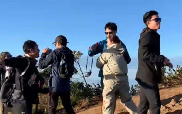 Momen Mesra Amanda Manopo Naik Gunung Merbabu Bareng Kenny Austin