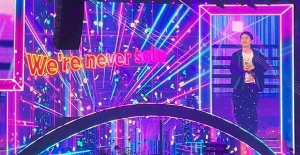 Fans DO EXO Kompak Pakai Outfit Putih, Jakarta Jadi Lautan Cahaya