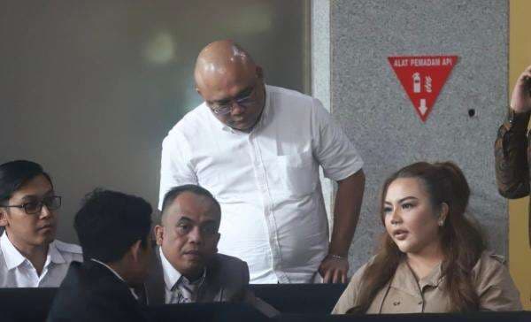 Akui Terima Aliran Dana dari Ridwan Kamil, Lisa Mariana Bungkam saat Ditanya Nominal