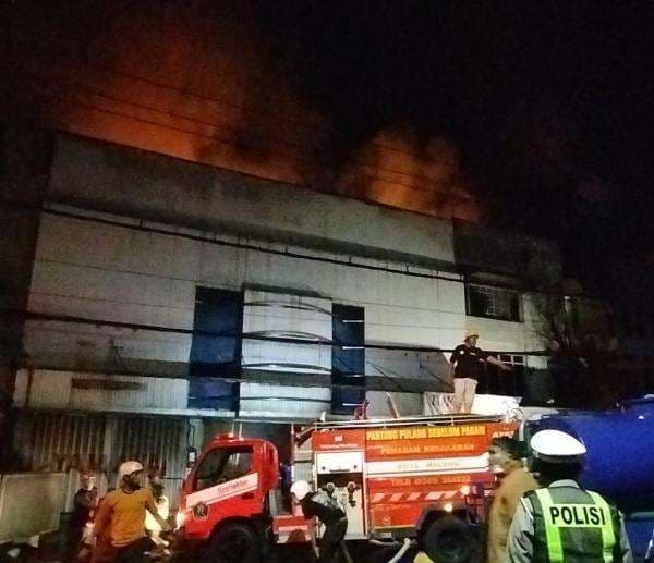 Kebakaran di Malang, Kobaran Api Hanguskan 5 Toko dan 2 Mobil