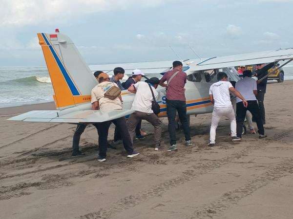 Gagal Mesin usai Take Off, Pesawat Capung Mendarat Darurat di Pantai Pangandaran