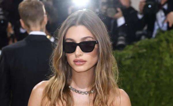 Hailey Bieber Jual Perusahaan Perawatan Kulit Rhode Seharga USD1 Miliar