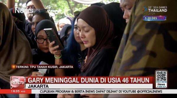 Tangis Richa Novisha Pecah saat Jenazah Gary Iskak Masuk Liang Lahat