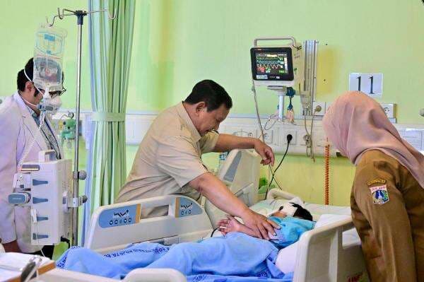 Jenguk Siswa yang Ditabrak Mobil MBG, Prabowo : Cepat Sembuh Ya