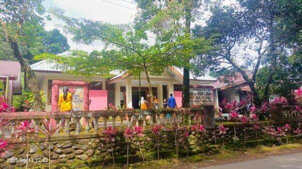 Mahasiswa KKN UNM Bersihkan Kantor Lurah Bulu Tana Malino, Dukung Program "ANNANGKASI"