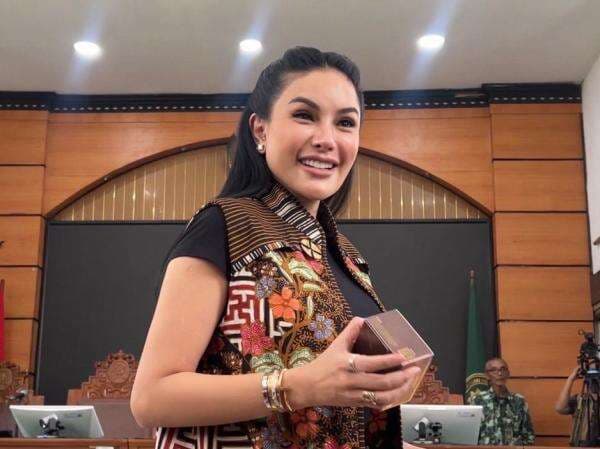 Rayakan Hari Batik Nasional, Nikita Mirzani Pakai Rompi Wastra di Sidang Lanjutan
