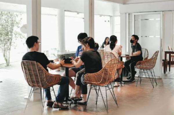 10 Kafe 24 Jam di Bandung: Tempat Nyaman untuk Berdiskusi dan Menginspirasi Tanpa Batas Waktu