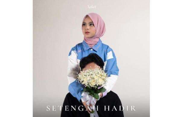 Nakei Ajak Berani Keluar dari Situationship Lewat Lagu Setengah Hadir