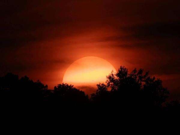 Apakah Aman Melihat Fenomena Gerhana Bulan Total dengan Mata Telanjang?