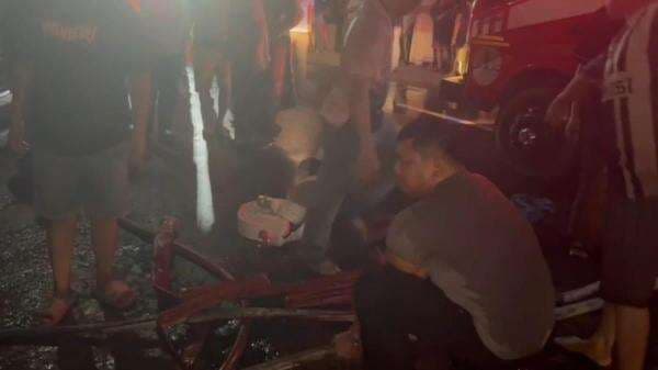 Kapolres Seruyan AKBP Hans Papahit Turut Bantu Padamkan kebakaran Rumah Barak