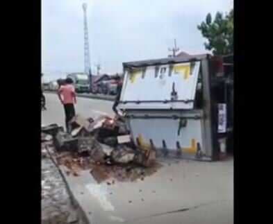 Mobil Boks Angkut Miras Terguling di Pantura Indramayu, Lalin Macet Parah!