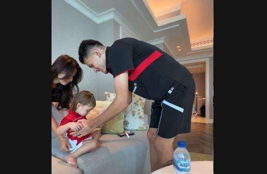 Momen Justin Hubner Beri Anak Jennifer Coppen Jersey Timnas, Netizen: Sweet Banget!