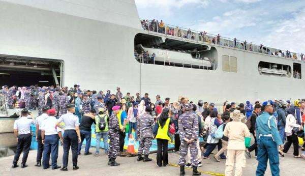 Mudik Laut Jakarta-Surabaya, Ribuan Pemudik Diangkut Kapal Perang Tiba di Semarang
