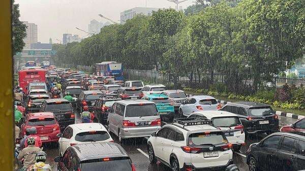 Hujan Deras, Arus Lalu Lintas di Matraman Jaktim Padat Merayap