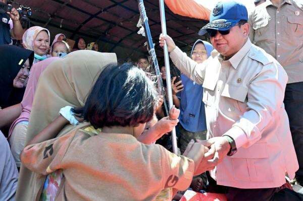 Prabowo Dengar Keluhan Pengungsi di Aceh: Percayalah, Kita Akan Berbuat yang Terbaik